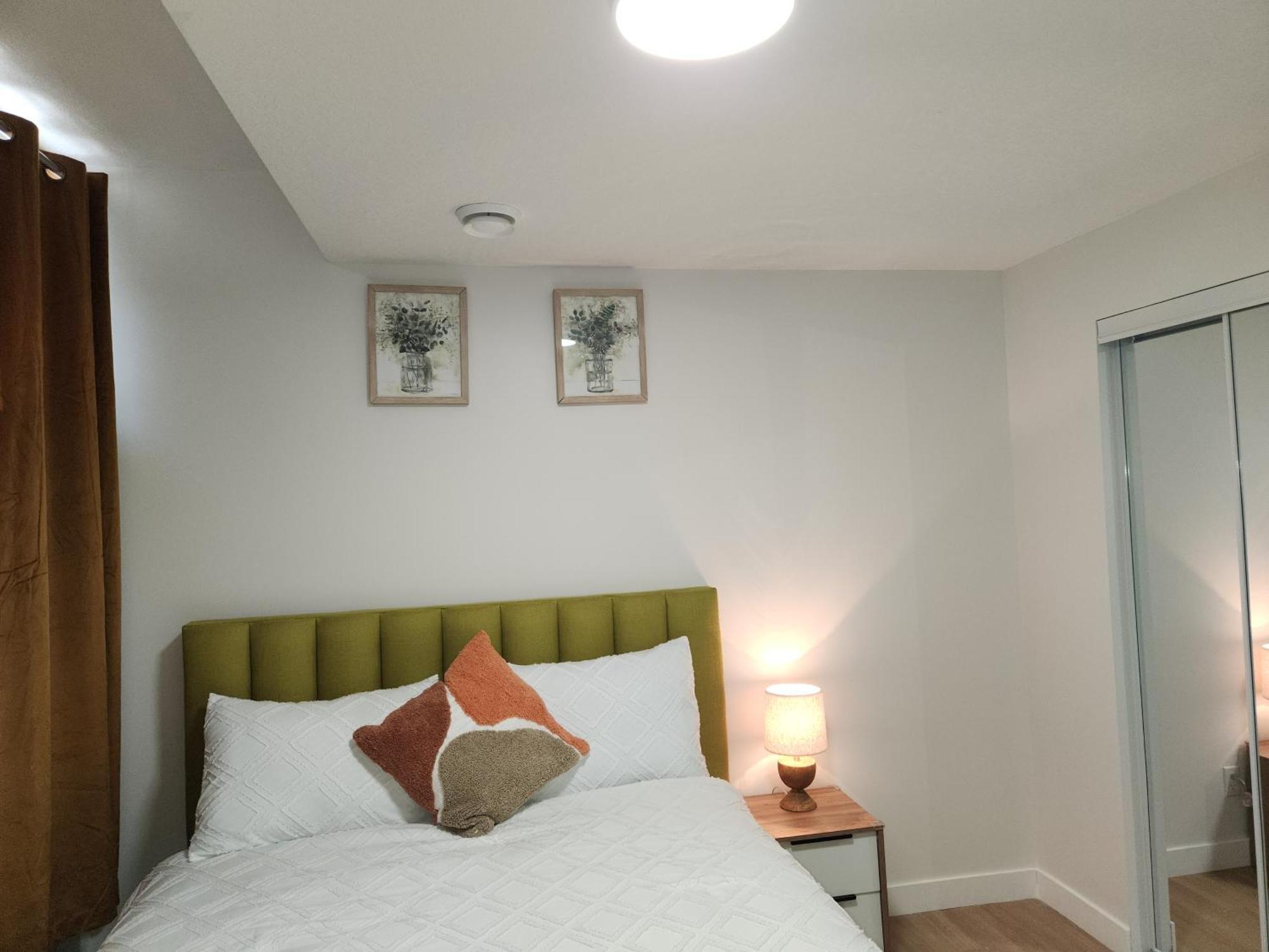 Brand New Deluxe 2 Bedroom Suite With Ac & Den YYC Exterior foto