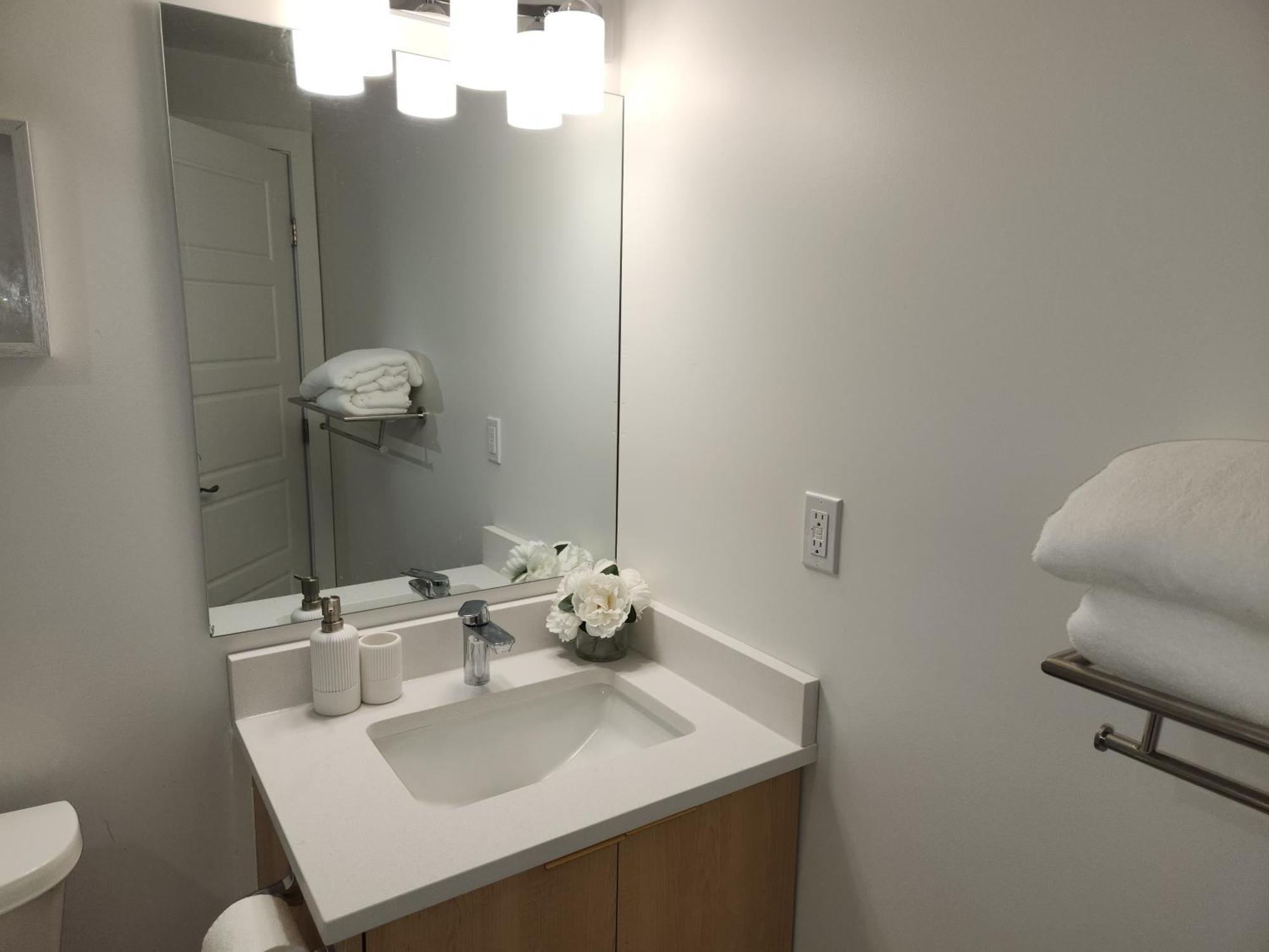 Brand New Deluxe 2 Bedroom Suite With Ac & Den YYC Exterior foto