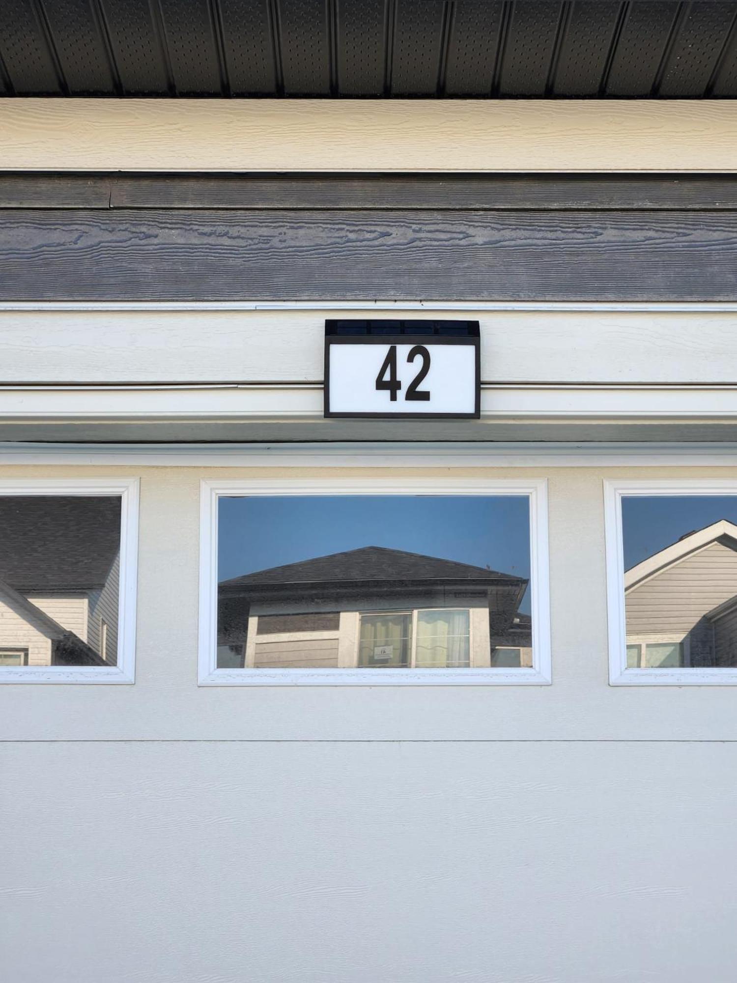Brand New Deluxe 2 Bedroom Suite With Ac & Den YYC Exterior foto