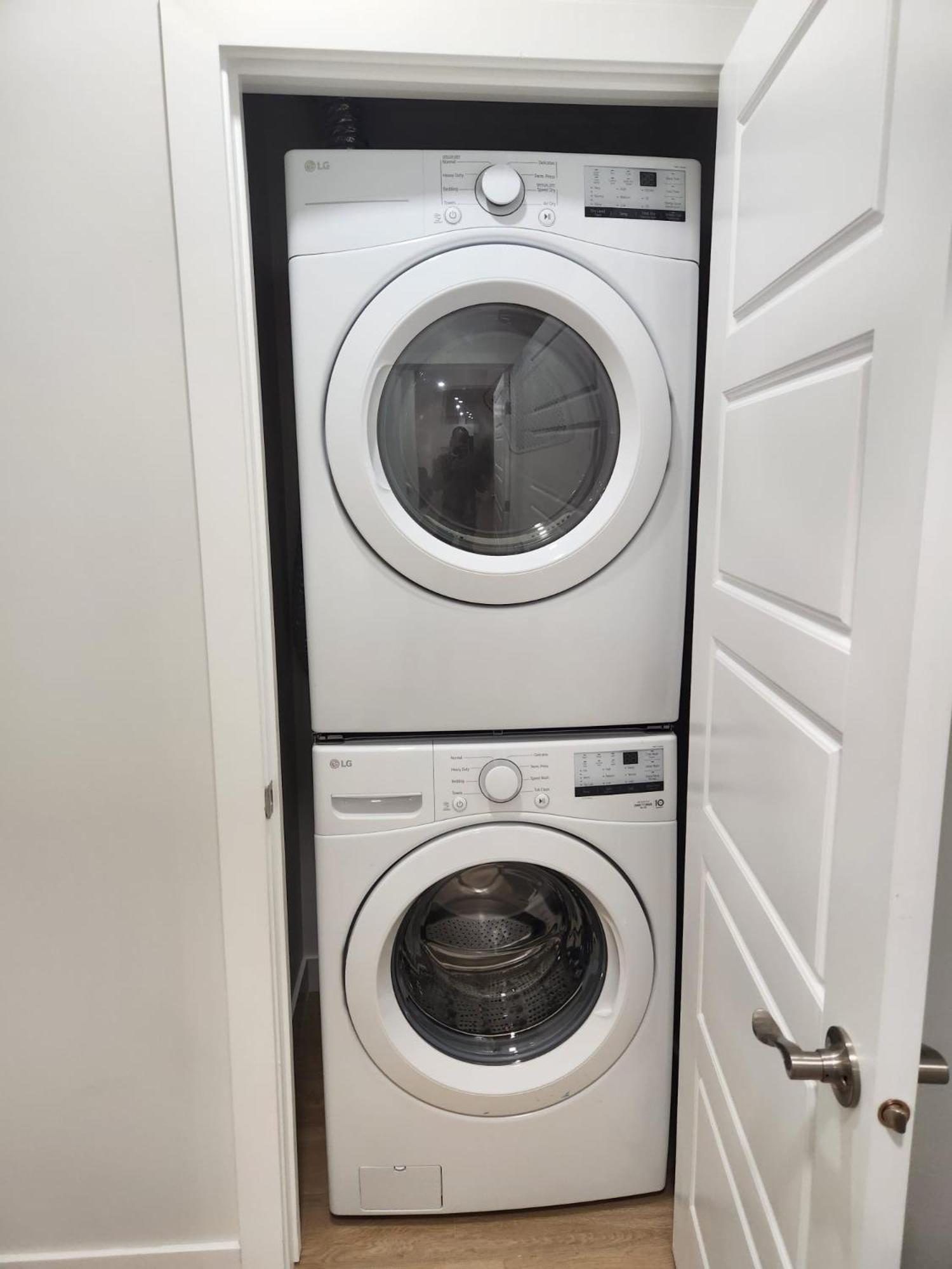 Brand New Deluxe 2 Bedroom Suite With Ac & Den YYC Exterior foto