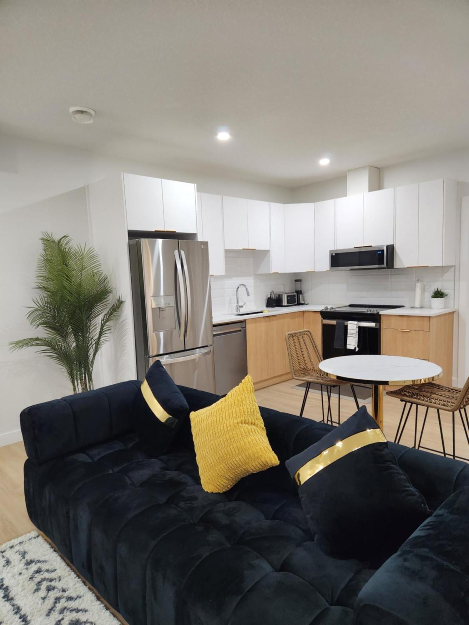 Brand New Deluxe 2 Bedroom Suite With Ac & Den YYC Exterior foto