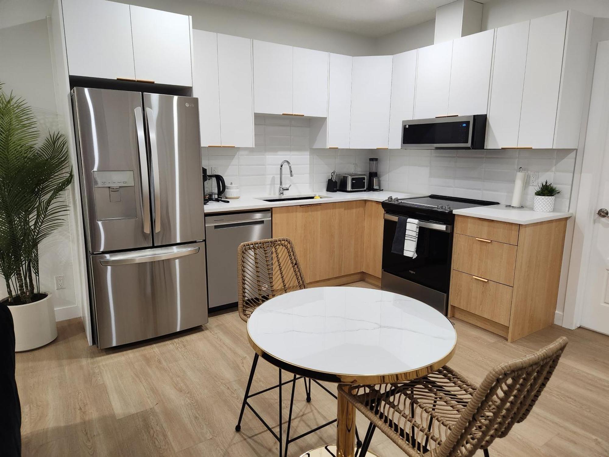 Brand New Deluxe 2 Bedroom Suite With Ac & Den YYC Exterior foto